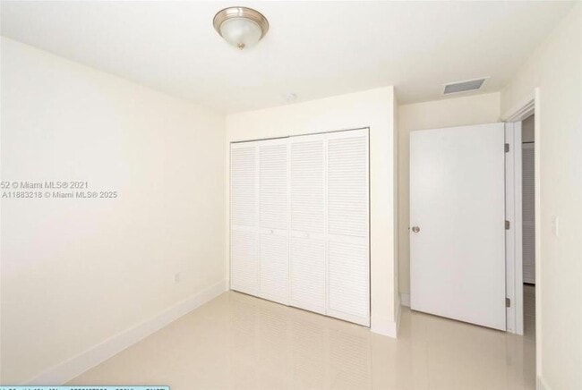 Building Photo - 3 bedroom in Miami FL 33142