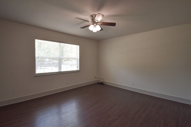 Building Photo - Lease Takeover Opportunity Available! 3 Be...