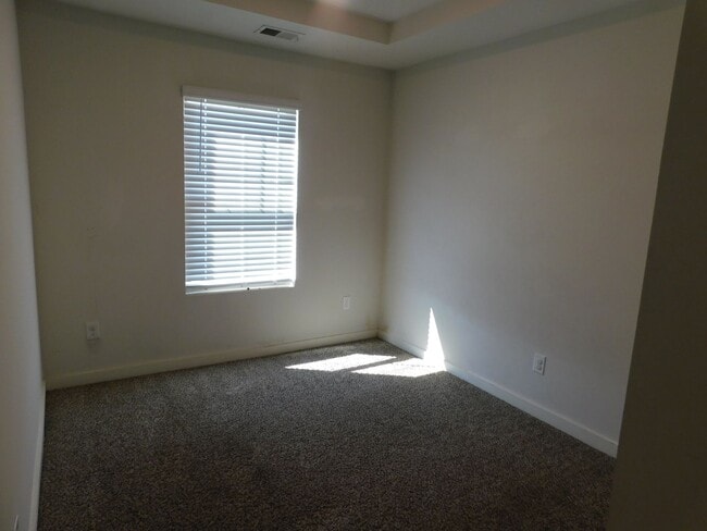 Building Photo - 672 The Heights Ln