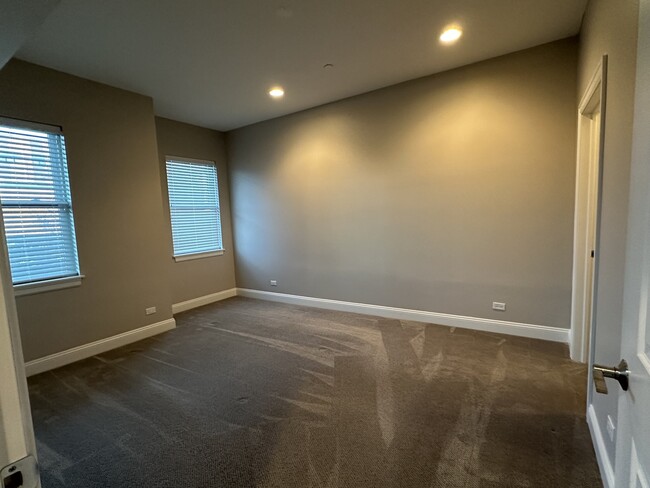 Building Photo - 833 Laurel Ave