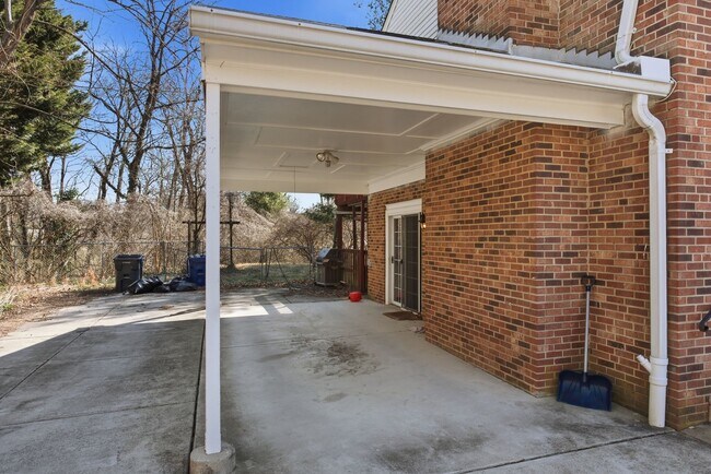 Building Photo - 5BR / 3BA Home with Flexible Living Space & Tree-Lined Views