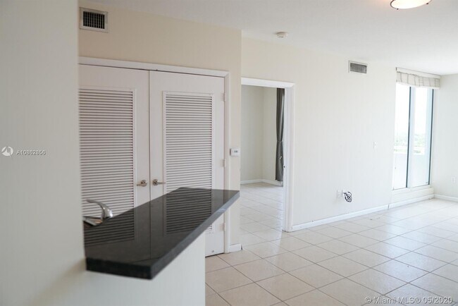 Building Photo - 1401 SW 22nd St