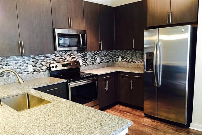 Building Photo - 1702 E 4th St