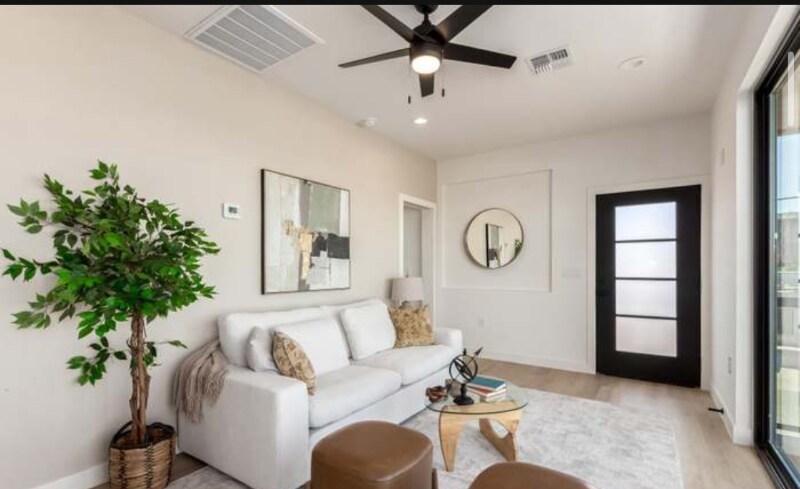 Building Photo - 411 N 32nd Pl