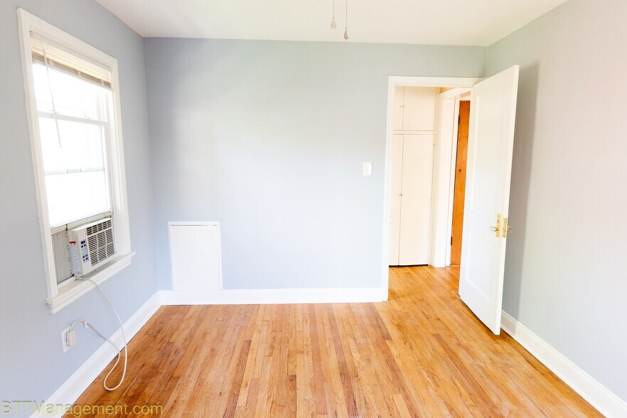 Building Photo - 908 Hudson Ave