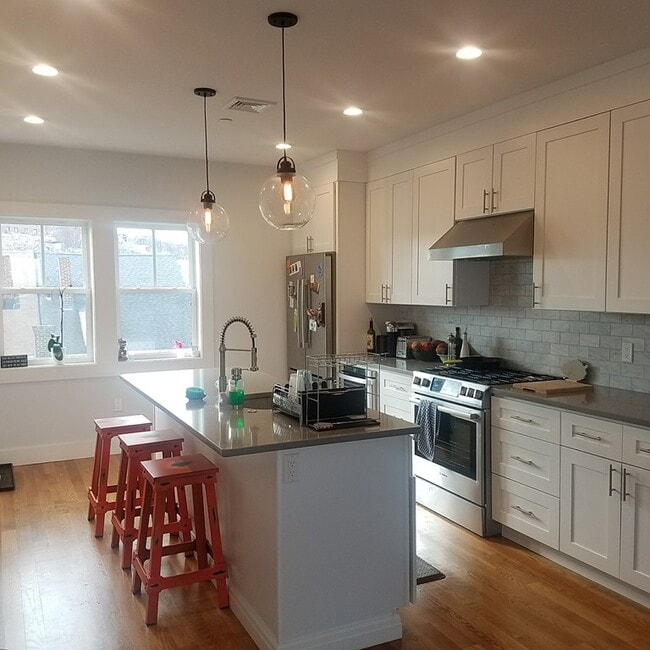 Building Photo - 230 Bowen St