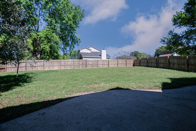 Building Photo - Updated Three Bedroom!