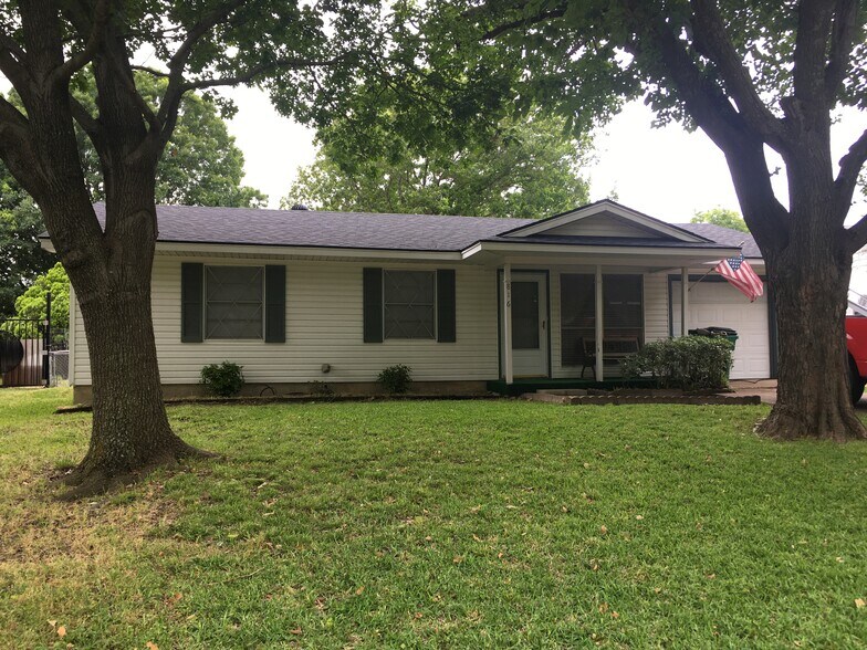 Shaded front yard. - 816 N Hughes St