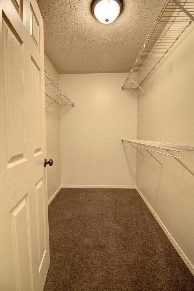 Building Photo - 1094 S Tanner Dr