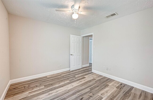 Building Photo - 6802 Glenray Dr