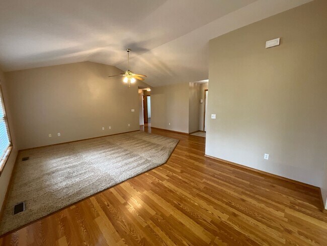 Building Photo - Beautiful Home on Private Setting