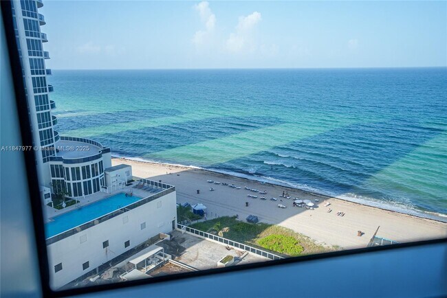 Primary Photo - 15901 Collins Ave