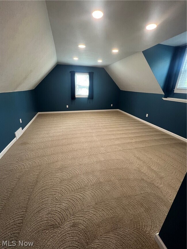 Building Photo - 1945 Chatam St