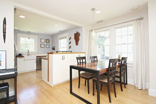 Building Photo - Charming Fry's Spring Cottage Near UVA