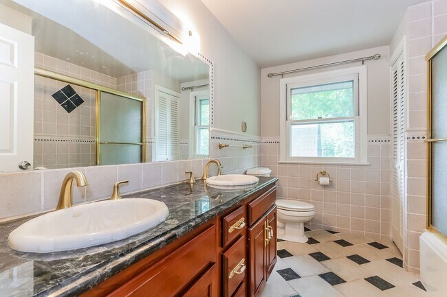 Building Photo - Spacious 3-Bedroom 2 Bath Home