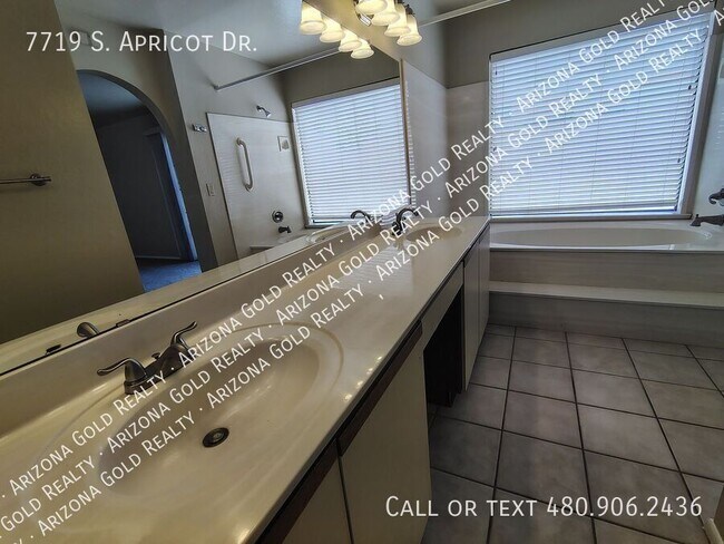 Building Photo - 7719 S Apricot Dr