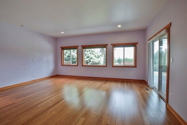 Building Photo - Country Home on Acreage and Pet Friendly!