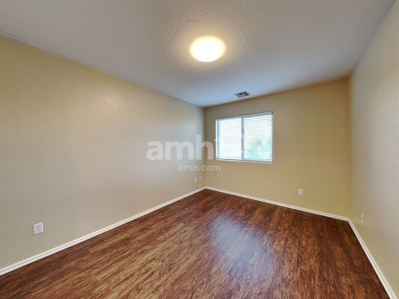 Building Photo - 433 E Penny Ln