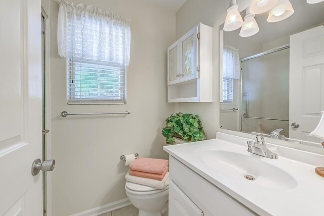 Building Photo - 472 Shellbank Dr