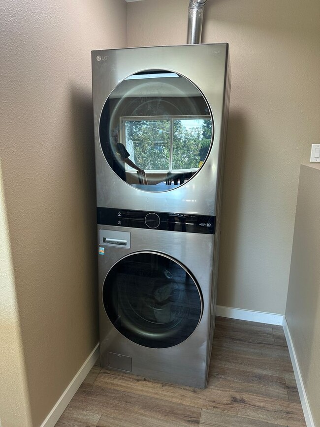 Building Photo - Ranch Living! Large 2 Bedroom/2 Bath