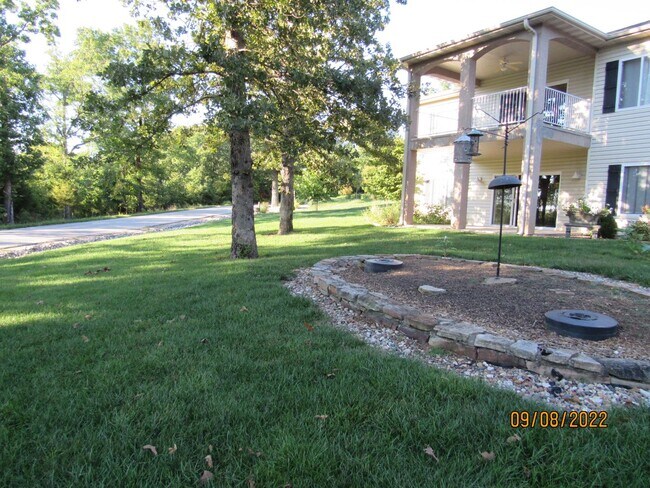 Building Photo - 4 bedroom duplex in Camdenton