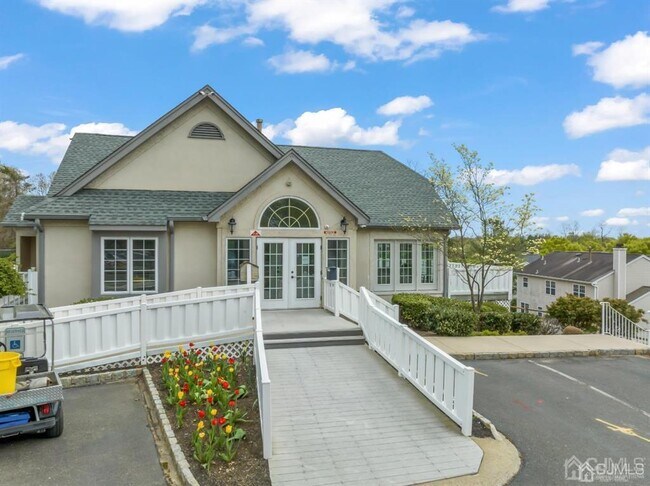 Building Photo - 1306 Commons at Kingswood Dr