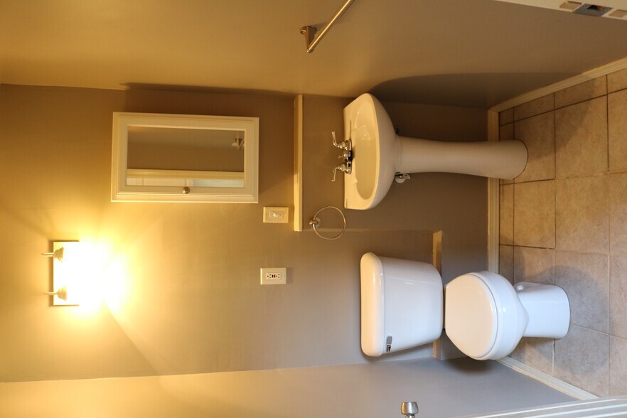 Building Photo - 1319 E 12th St