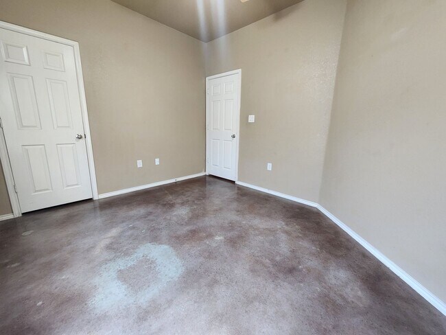 Building Photo - 3/2/1 Duplex w/ Stained Concrete Floors Th...