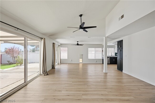 Building Photo - 4162 Ridgewood Ave