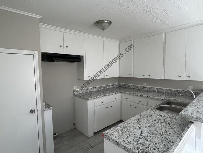 Building Photo - 1410 E 53rd St