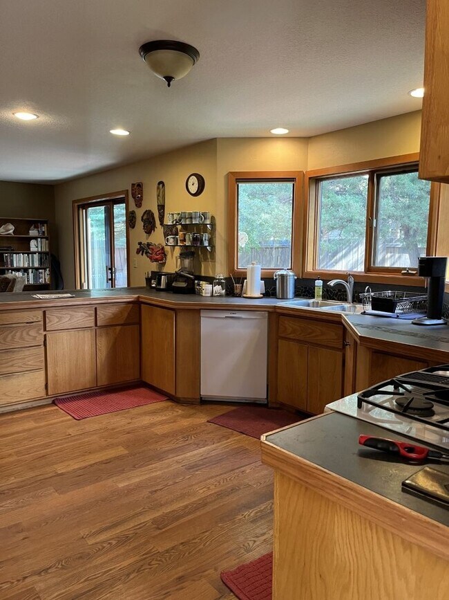 Building Photo - SEASONAL FURNISHED SHORT TERM RENTAL Offer...