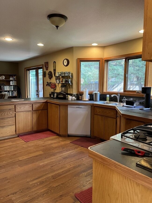 Building Photo - SEASONAL FURNISHED SHORT TERM RENTAL Offering Great Vibe! ALL UTILITIES PAID BY THE SELLER...