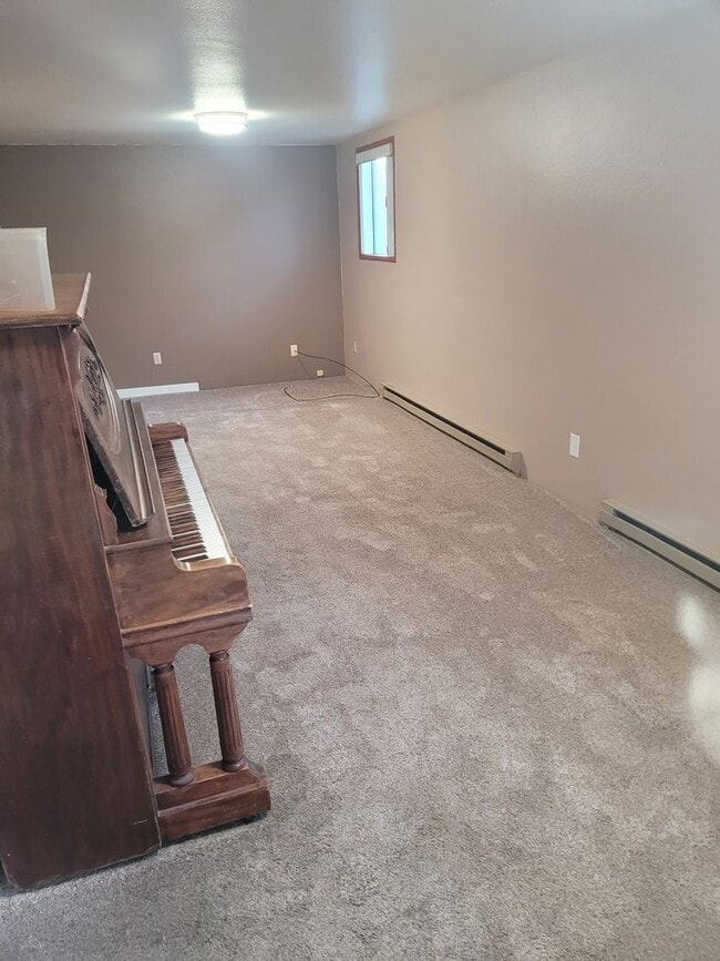 Building Photo - Welcome to this Charming 3 bedroom, 2 bath...