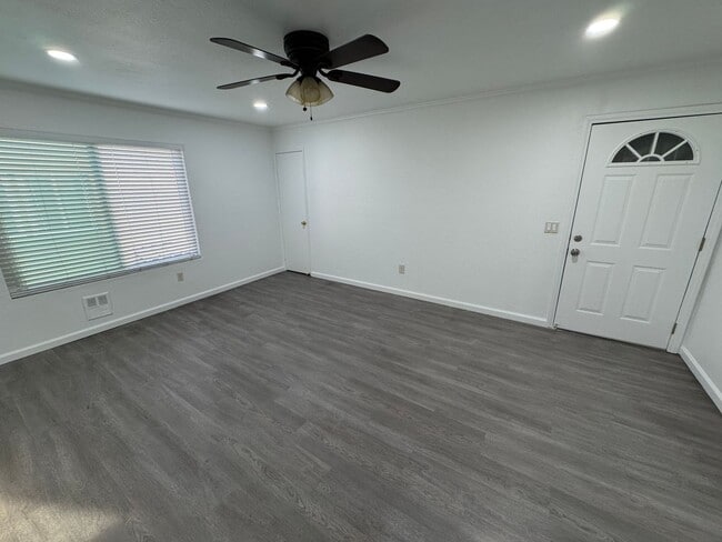 Building Photo - 2 Bedroom Condo in San Diego