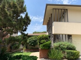 Building Photo - 5913 S Fairfax Ave