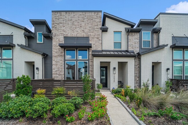 Primary Photo - 16630 Lake Austin St