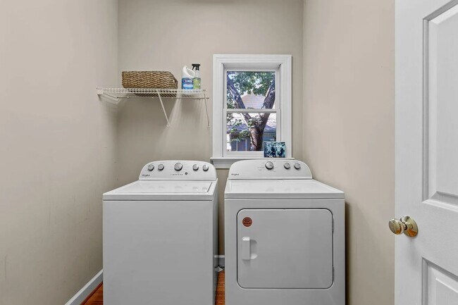 Building Photo - Location meets effortless living in this beautiful END UNIT townhome