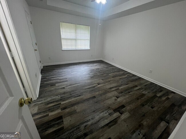 Building Photo - 545 E Country Woods Dr