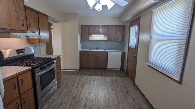 Building Photo - 3-bedroom in Lewis Central