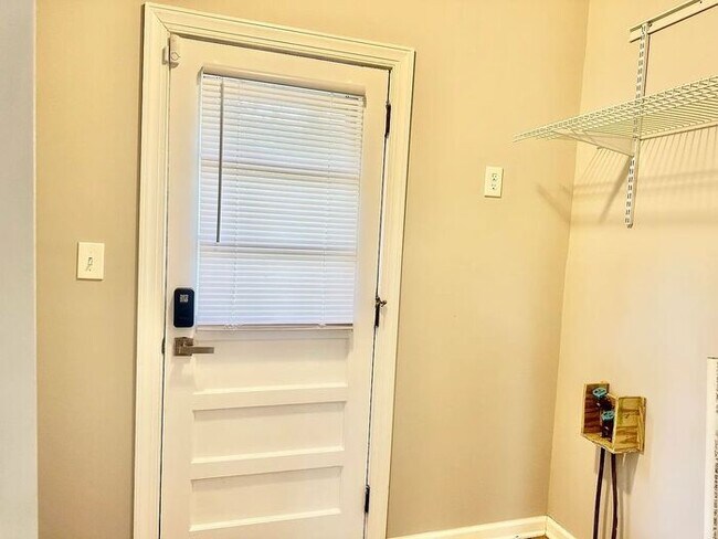 Building Photo - 3BR w/ In-Unit W/D + Assigned Parking in Nashville