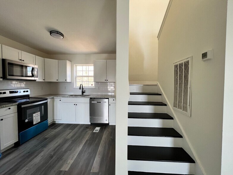 Building Photo - 829 Sylvan Dr