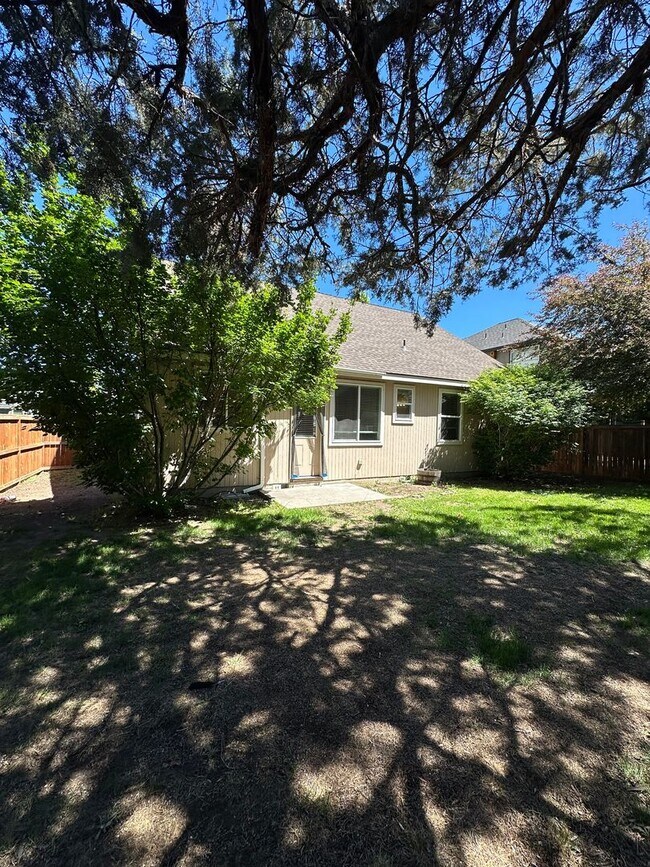 Building Photo - Beautiful home in SE Bend near Jewell Elementary!