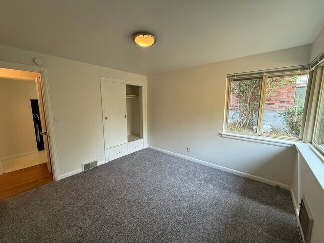 Building Photo - 2 Bedroom 2 Bathroom + Den Magnolia House!