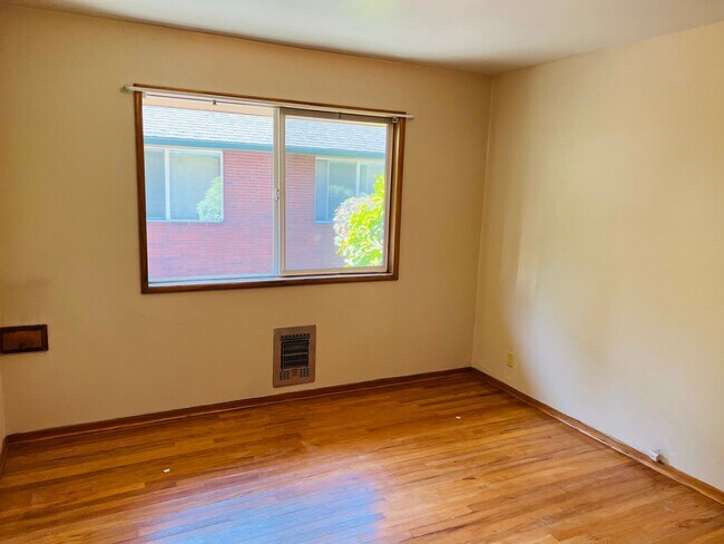 Building Photo - 1Bed/1Bath Laurelhurst Apartment