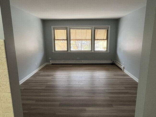 Building Photo - 5816 W Montrose Ave