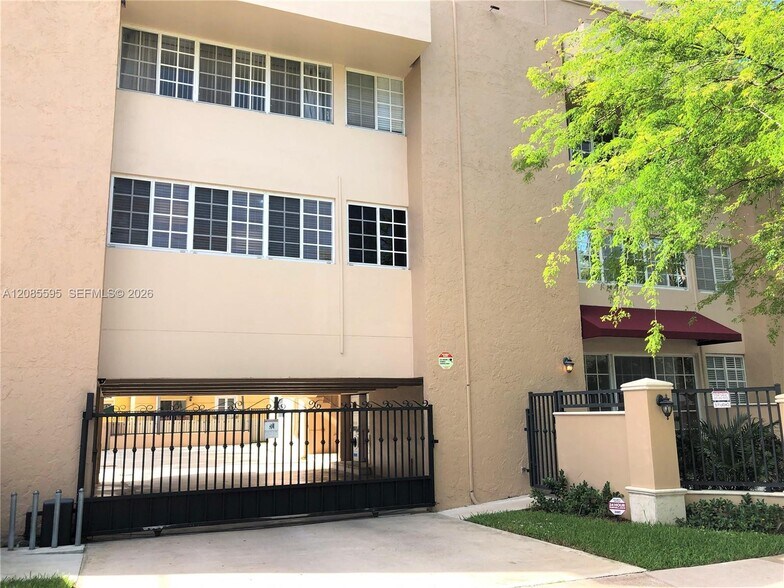 Building Photo - 300 Madeira Ave