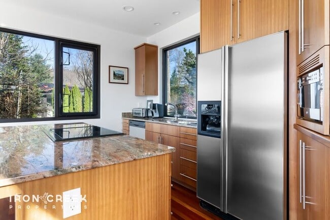 Building Photo - 910 Rockhold Dr