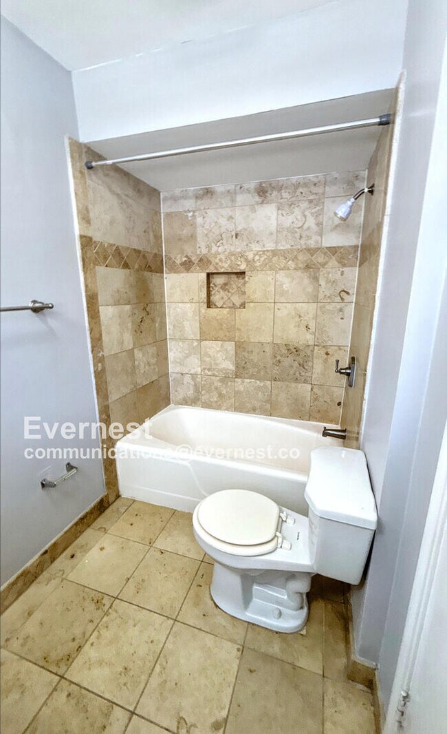 Building Photo - Lovely 2 beds, 2 bath Condo with Modern Am...