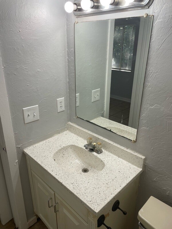 Building Photo - 215 Lovelace Dr