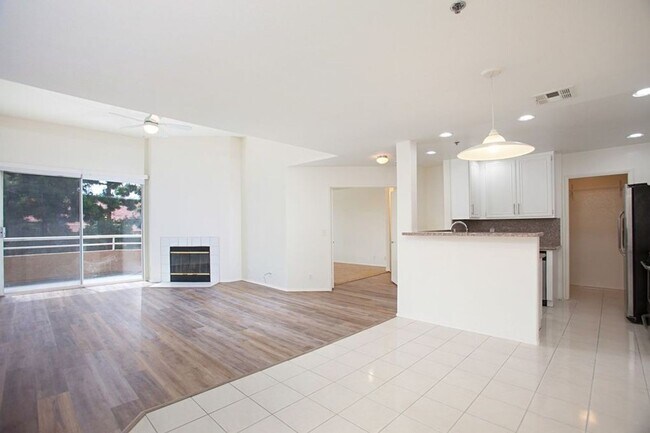 Building Photo - Gorgeous and Updated Top Floor Condo Home ...